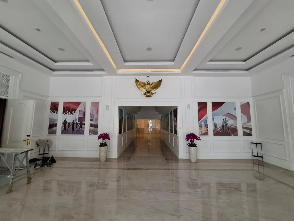 Lobby marmer premium dan galeri koridor di Kantor Bappenas Suropati